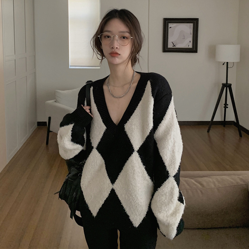 V-neck black and white lattice contrast sweater autumn retro Hong Kong style lazy wind long sleeve sweater for women
