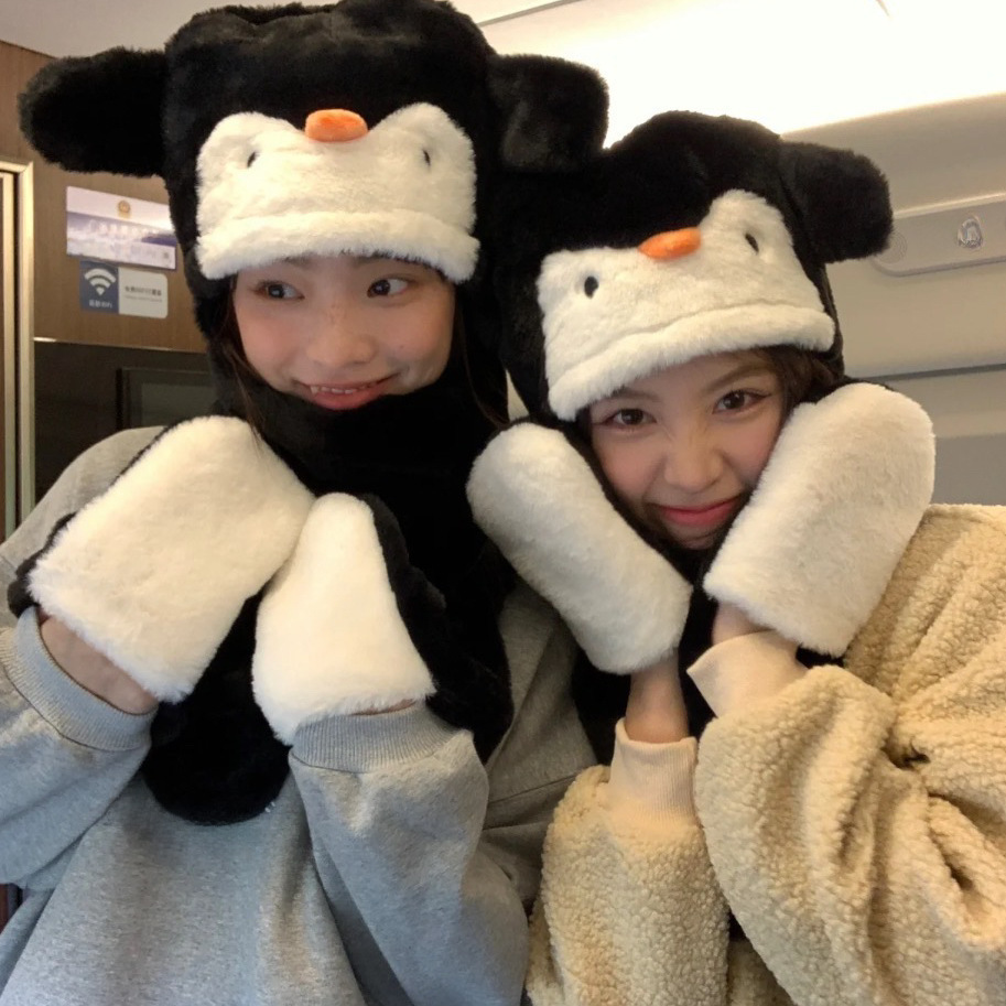 Niche design Penguin three-piece set autumn and winter girl's heart cartoon thickened warm scarf gloves integrated hat