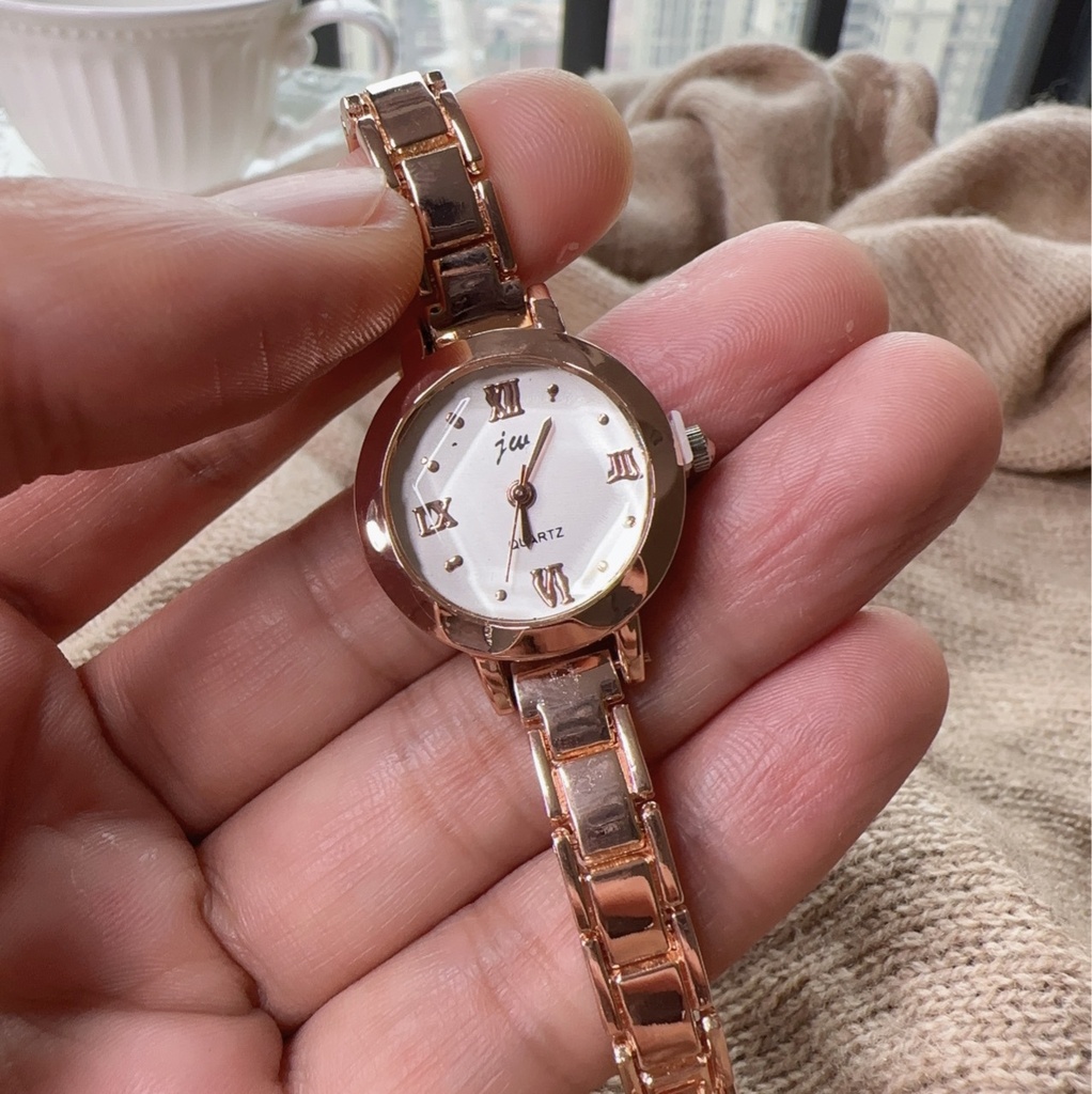 Niche design artistic retro light luxury watch female student Korean style simple elegant fashion thin strap small quartz watch