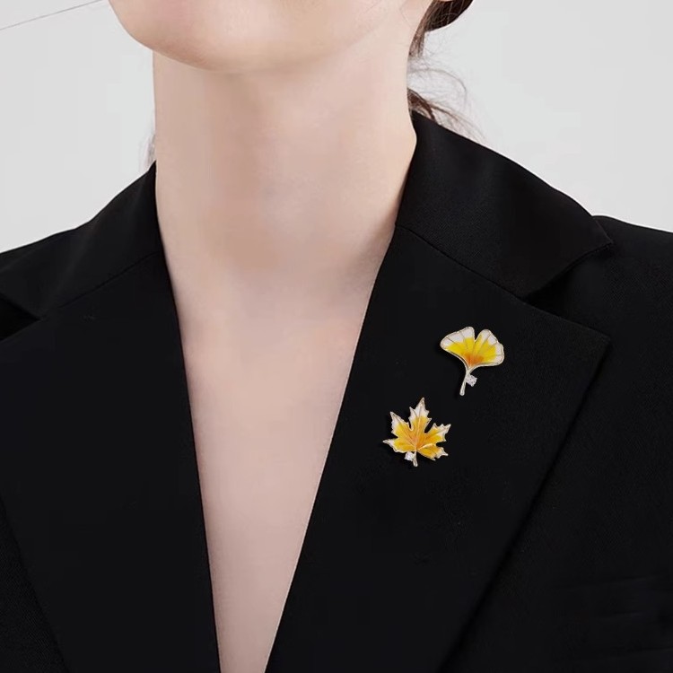 Brooch Anti-slip Maple Leaf Pin Women's Design Sense Corsage Suit Fixed Clothes Accessories French Suit High-end Buckle