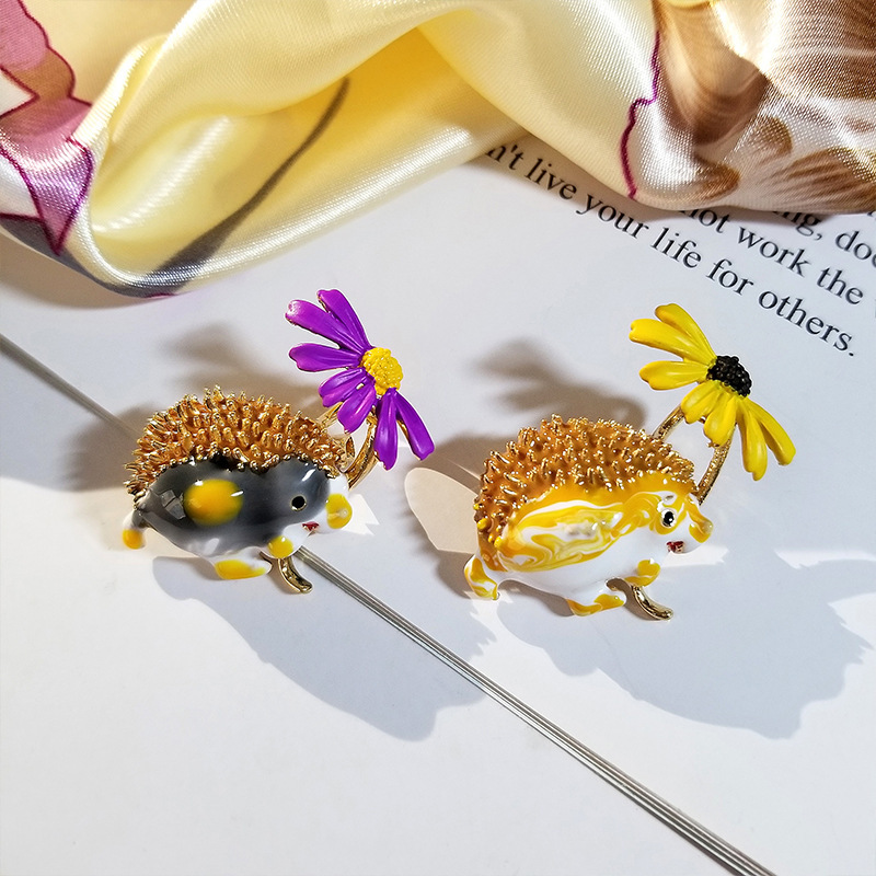Korean version of cute oil painting enamel Daisy hedgehog brooch animal badge pin women's clothing accessories spot