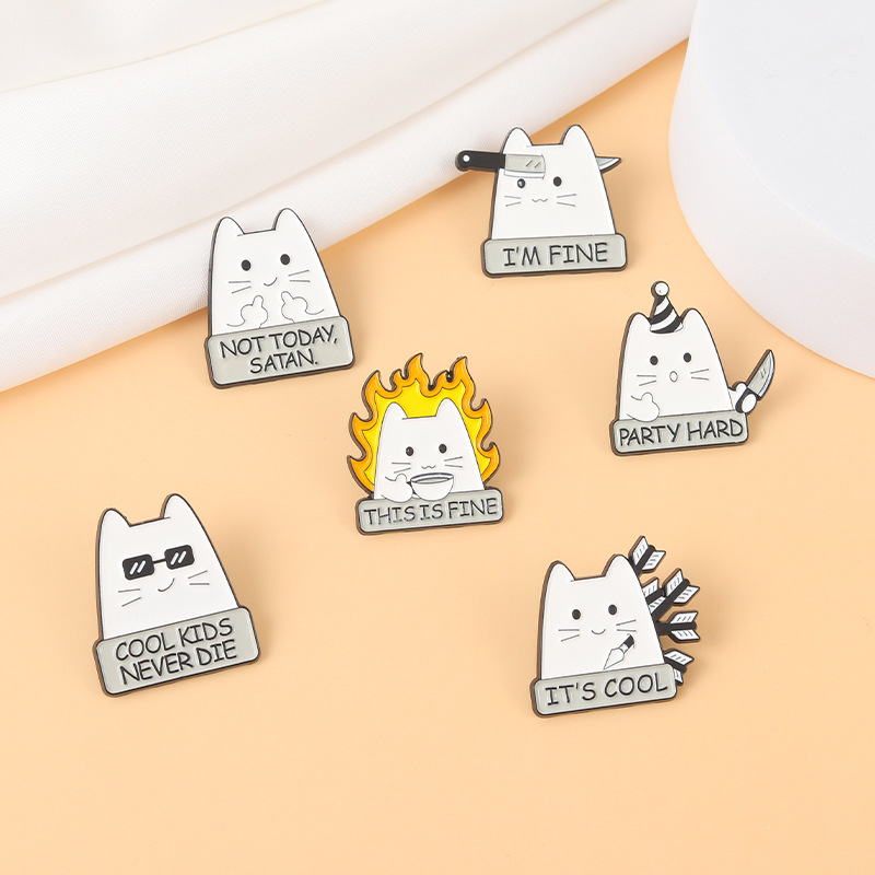 Cute white cat got an arrow with a knife to play handsome brooch clothing accessories metal badge funny button