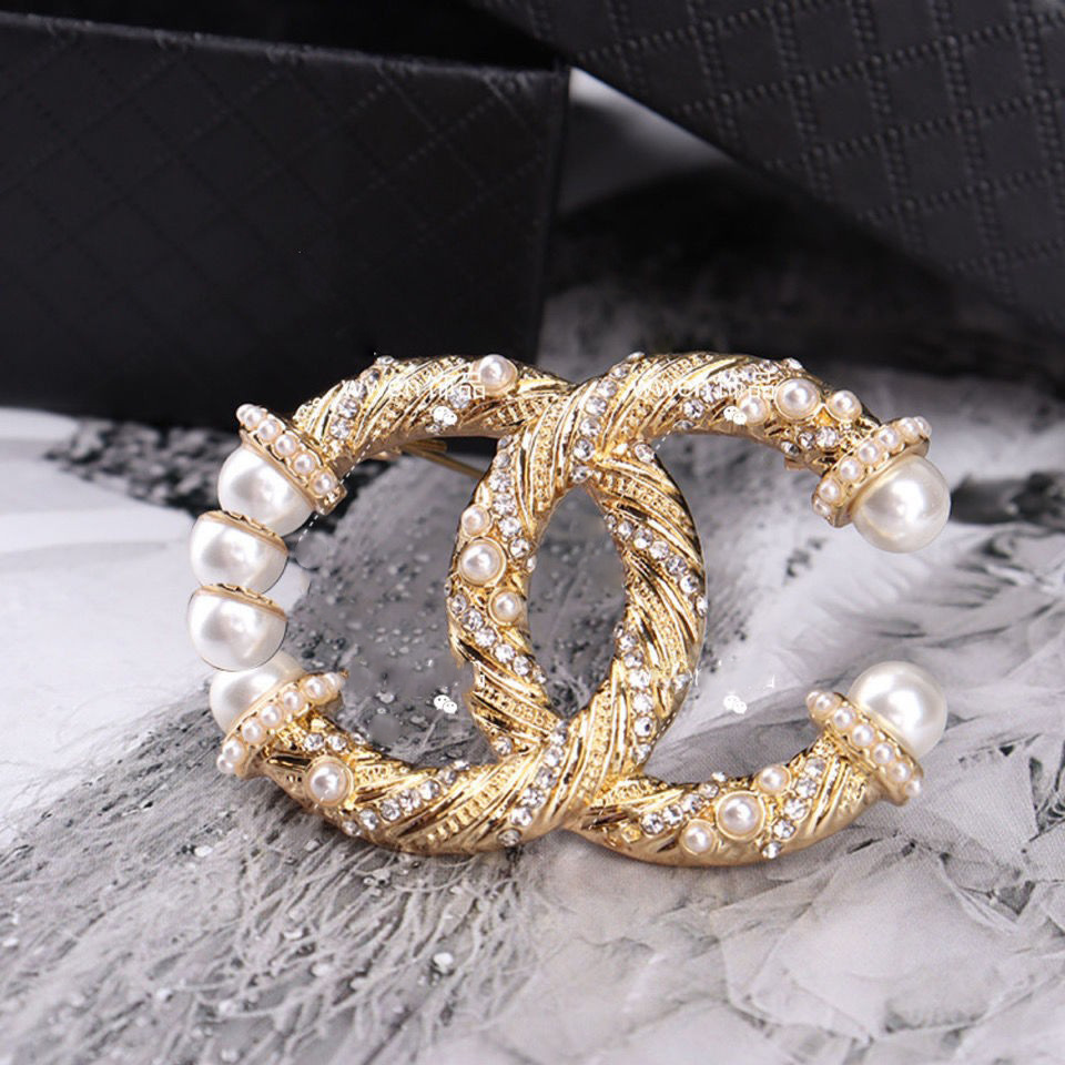 Xiaoxiang style brooch pearl twist double C Pin