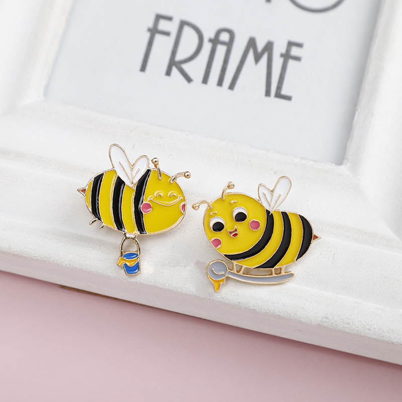 Cartoon creative little bee alloy jewelry brooch cute little bee clothing paint brooch badge