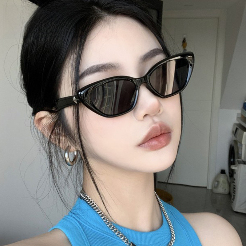 Retro Triangle Cat-eye Small Face Sunglasses Women's High-end Sense ins Black Small Frame Sunglasses Sun-proof Shape Photograph